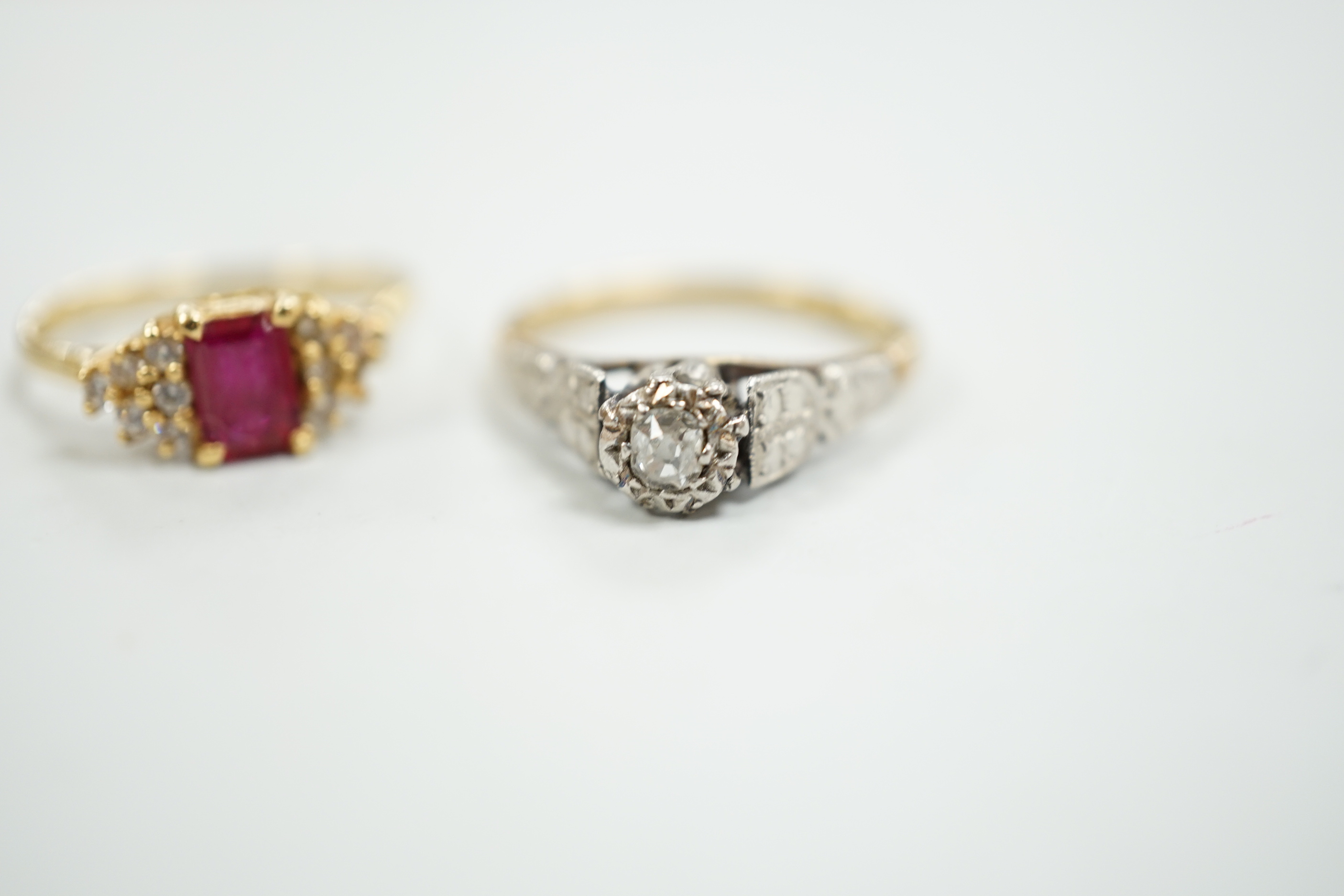 Two 18ct and gem set rings, including illusion set diamond, gross weight 5.5 grams.